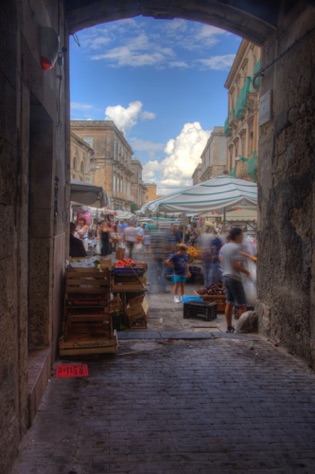 Siracusa Open air market activity IMG_4451_2_3_tonemapped.jpg