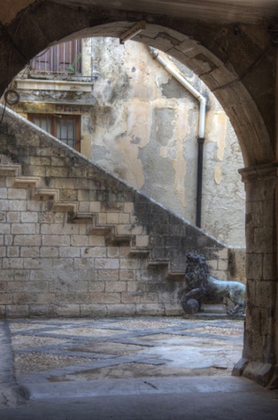 One of many courtyards in Siracusa
IMG_4466_68_70.jpg